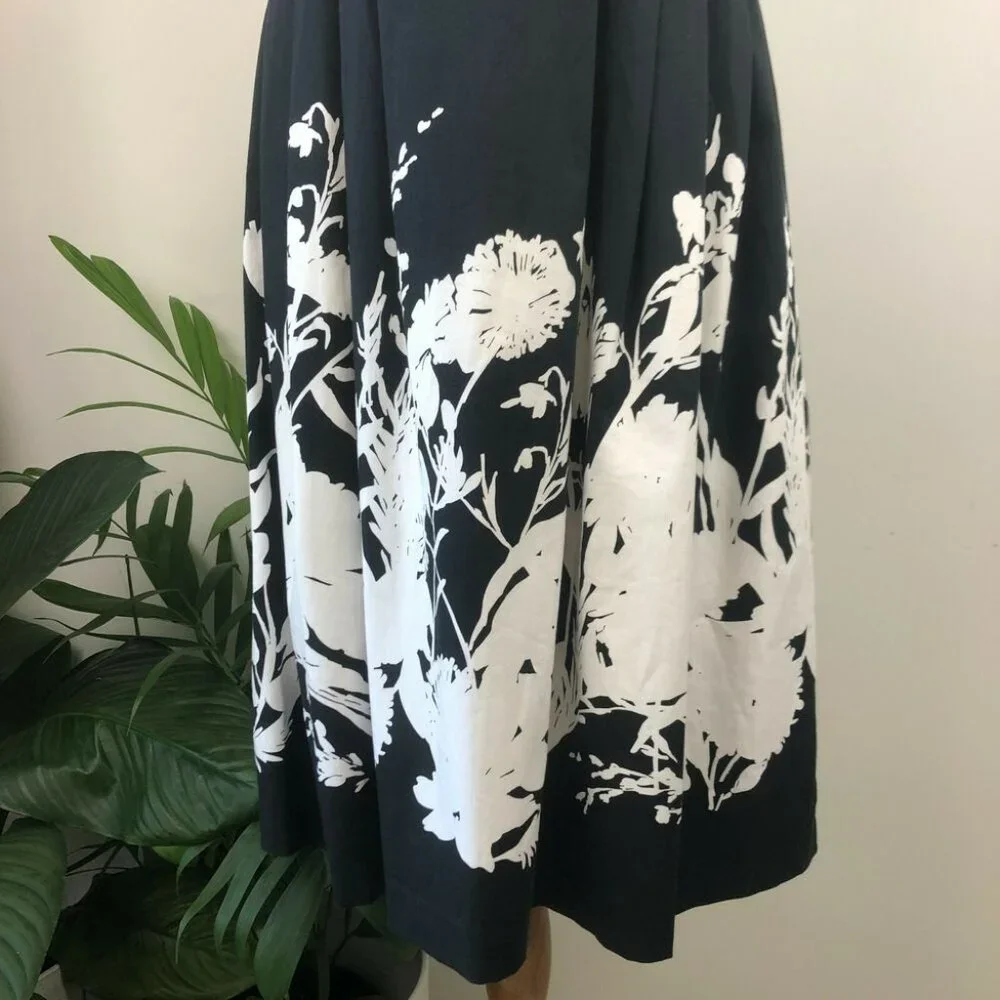 Jacqui E Black Floral Fit Flare Dress Size 12 Sleeveless Corporate Formal V Neck - Picture 2 of 7